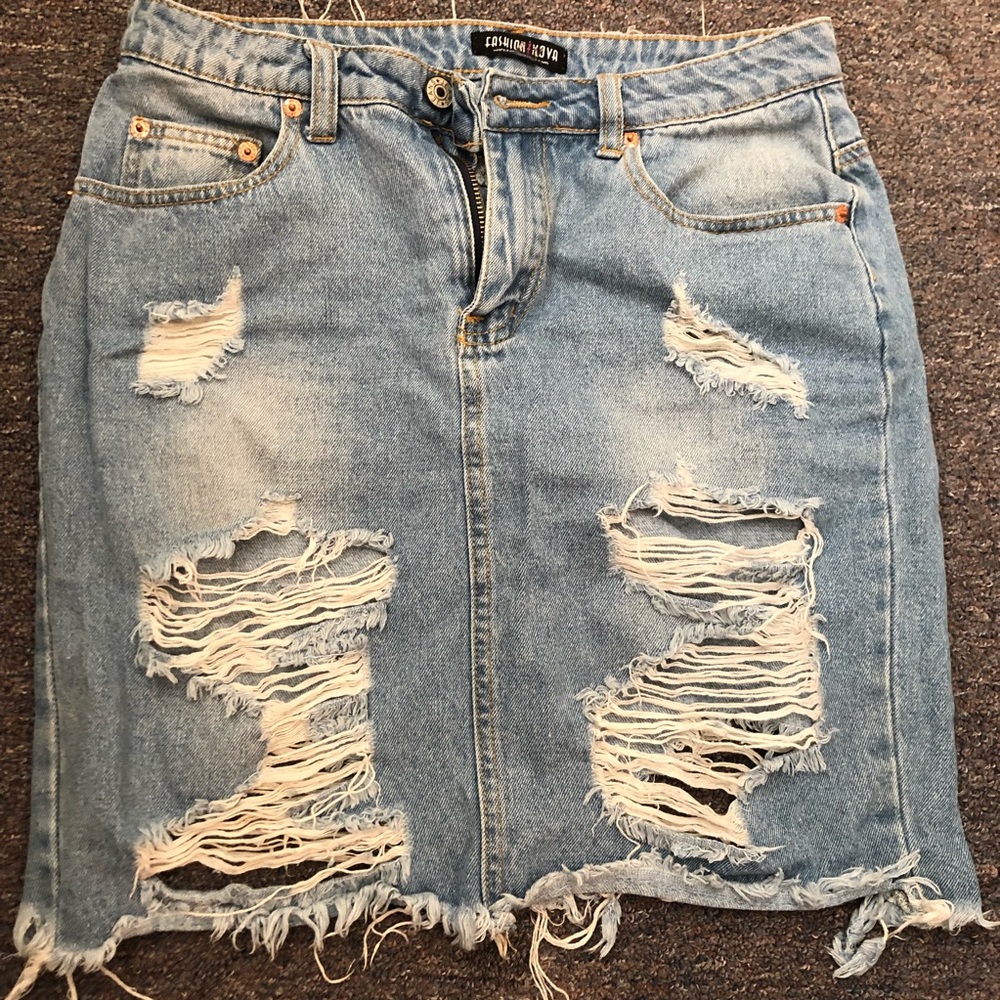 DISTRESSED JEAN SKIRT